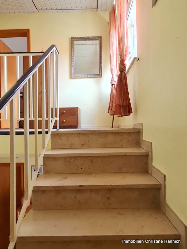 Massive Treppe in das Dachgsch Einfamilienhaus Osnabr�ck
