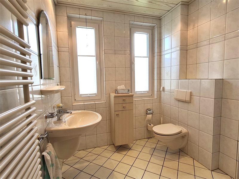 Badezimmer mit Dusche Zweifamilienhaus Osnabr�ck