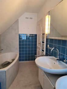 Badezimmer VERKAUFT! Der Flair der 70er Jahre empf�ngt Sie in diesem freistehenden EFH mit sch�nem Grundst�ck