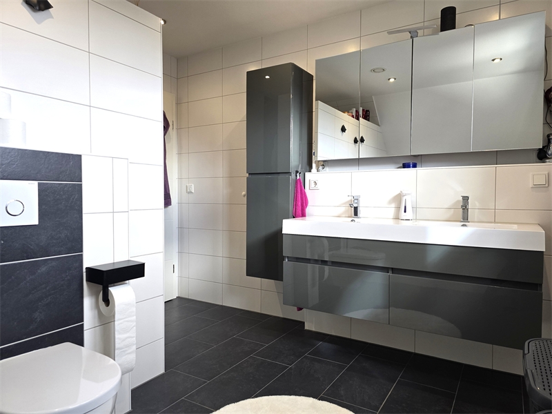 Badezimmer mit Doppelwaschtisc Einfamilienhaus Rieste