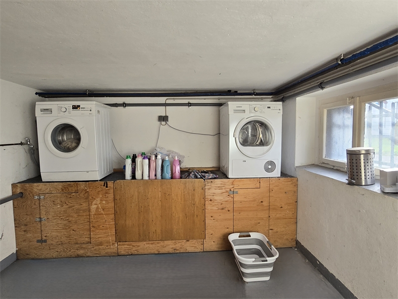 Waschraum mit Kellerausgang in Einfamilienhaus Lotte