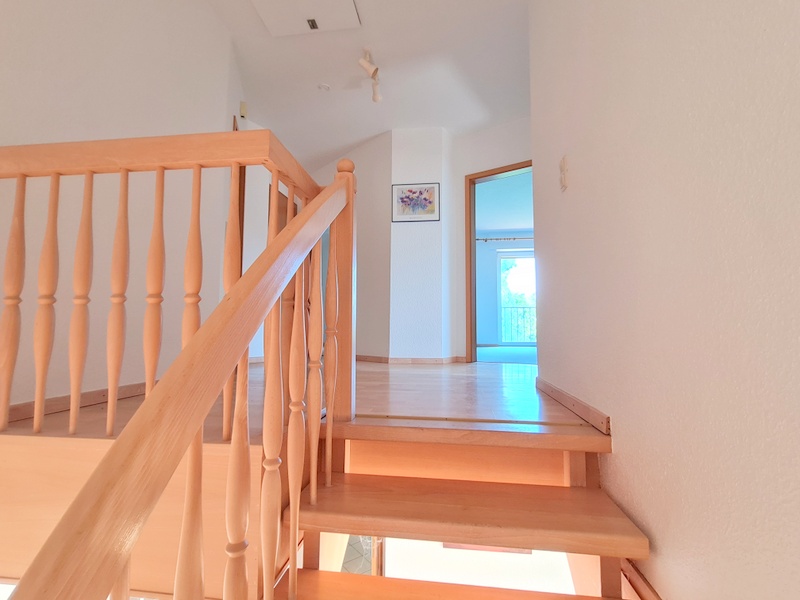 Holztreppe ins Dachgeschoss Einfamilienhaus Preu�isch Oldendorf