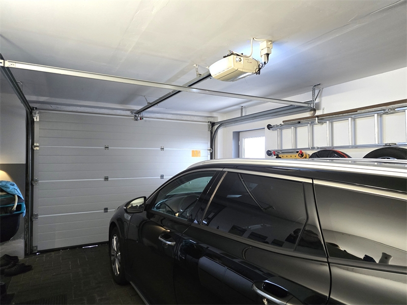 Die Garage mit elektrischem To Einfamilienhaus Rieste