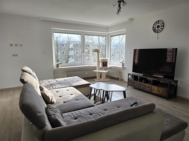 Wohnraum mit gro�en Fensterfro Etagenwohnung Osnabr�ck