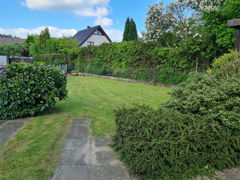 Pflegeleicht angelegter Garten Zweifamilienhaus Osnabr�ck