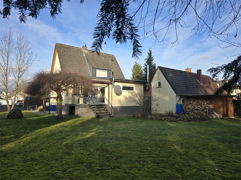 Blick vom Garten zum Haus Einfamilienhaus Lotte