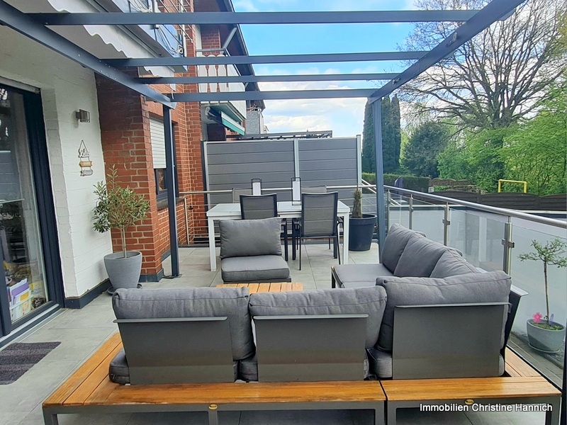 Terrasse mit Ess- und Loungebe Reihenendhaus Ibbenb�ren