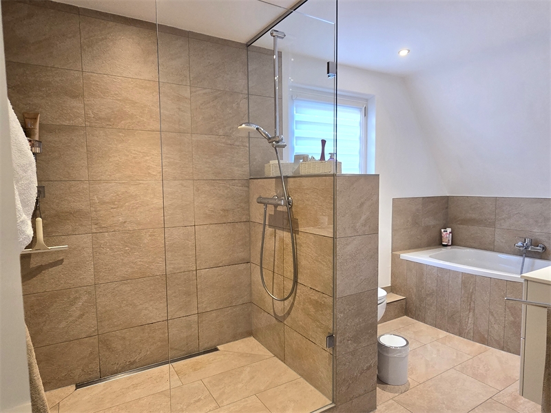 Badezimmer mit walk in Dusche Einfamilienhaus Lotte