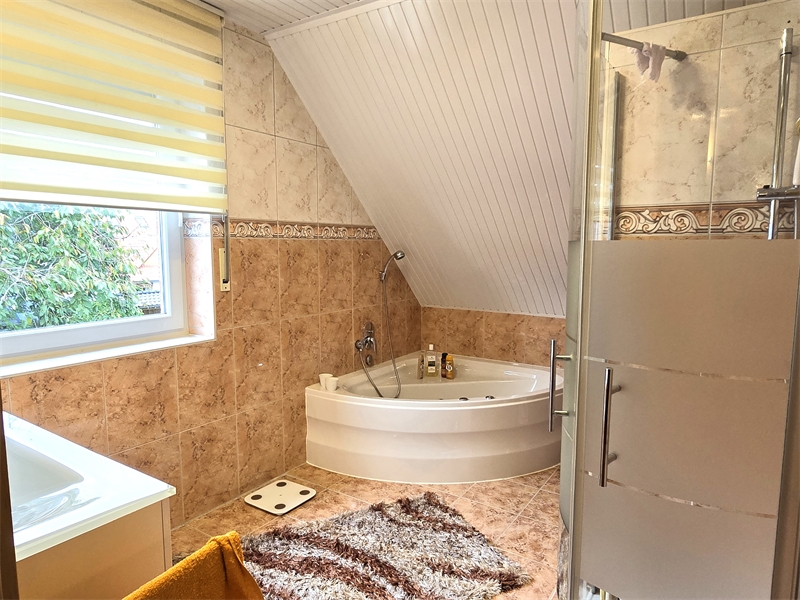 Badezimmer mit Kunststoffpanel Einfamilienhaus Lotte