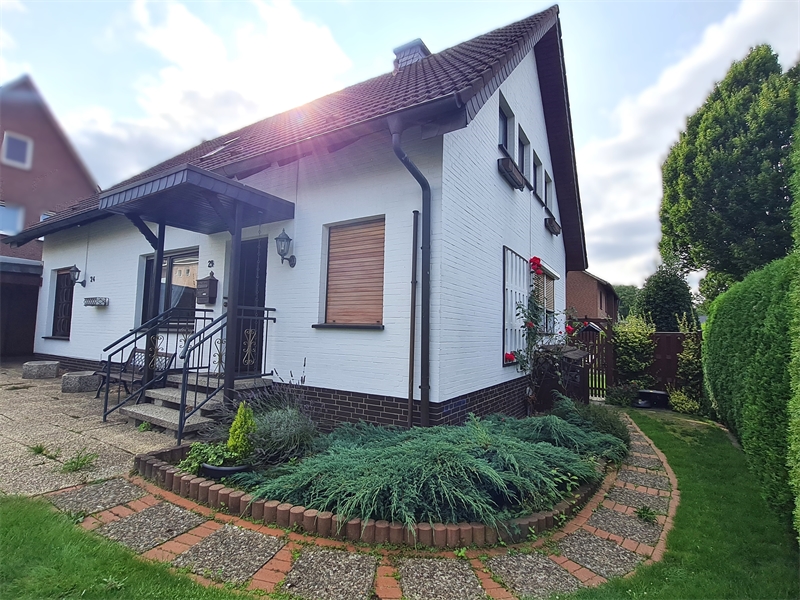 Seitenweg zum Garten Einfamilienhaus Lotte