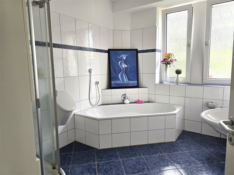 Badezimmer mit Badewanne und D Erdgeschosswohnung Westerkappeln