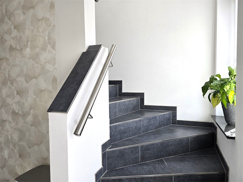 Massive Treppe zum DG Einfamilienhaus Rieste